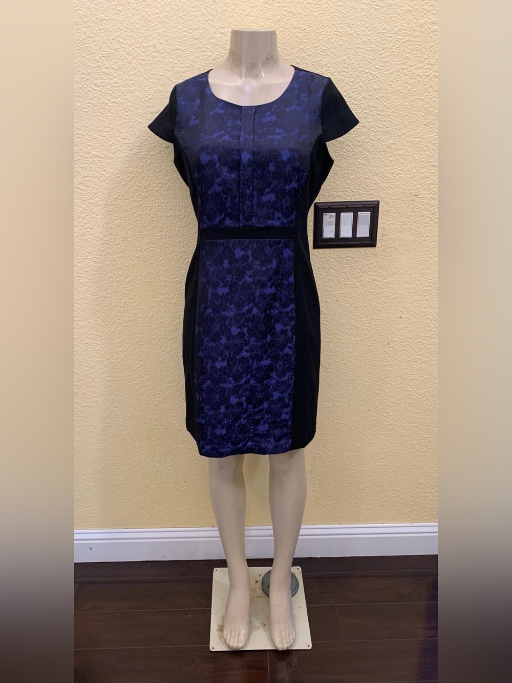 Liz Claiborne Size 10 Black/Purple Jacquard Pattern Knee Length Cap Sleeve Dress